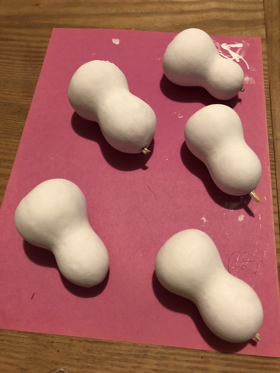 McPeakAngela's tweet image. Working on some snowmen! I love crafting. #sharedcreativity #craftygirl #crafts #snowmen #gourds