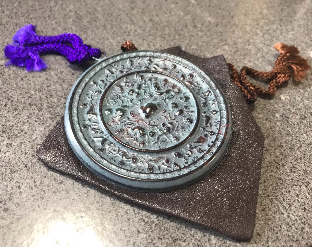 この間、平日美術館さんの三角縁神獣鏡の手鏡を見て思い出した手鏡