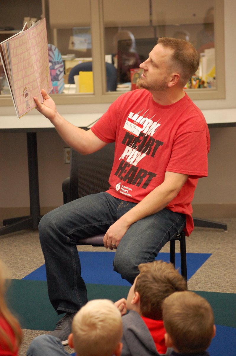 RiversideSDMF's tweet photo. Look who ❤️s Reading too!  Thanks Principal @Bdhoff7 from @ShadyLaneSDMF, for supporting #SDMFFamilyRead 2018 #FallsPride https://t.co/JFwPuD3E1t
