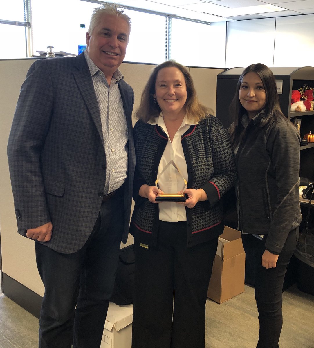 SellPhones4's tweet photo. Congratulations Connie!!! She got a surprise visit!!! Received an award from Jaime Jones and the Mid-Atlantic team!!! Outstanding work!!! Yaaaaassss we passed audit!!! Hard work never goes unnoticed! @ Connie @jajones83 @mark_nachman @kmoore1122 @tracySprint @ChappySprint https://t.co/QaPDQoKmUj