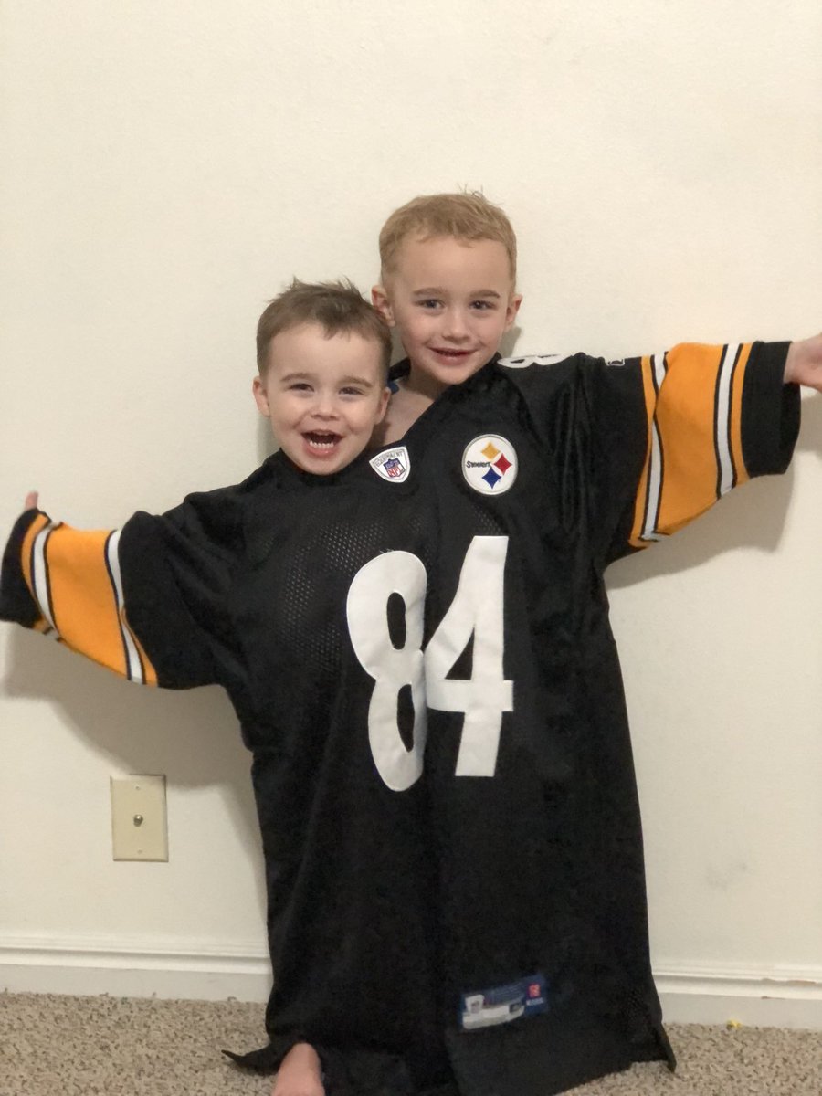bronsonrory's tweet photo. The only thing they agree on is #SteelersNation so they wear their friendship jersey a lot @AB84 https://t.co/TVQnALC52O