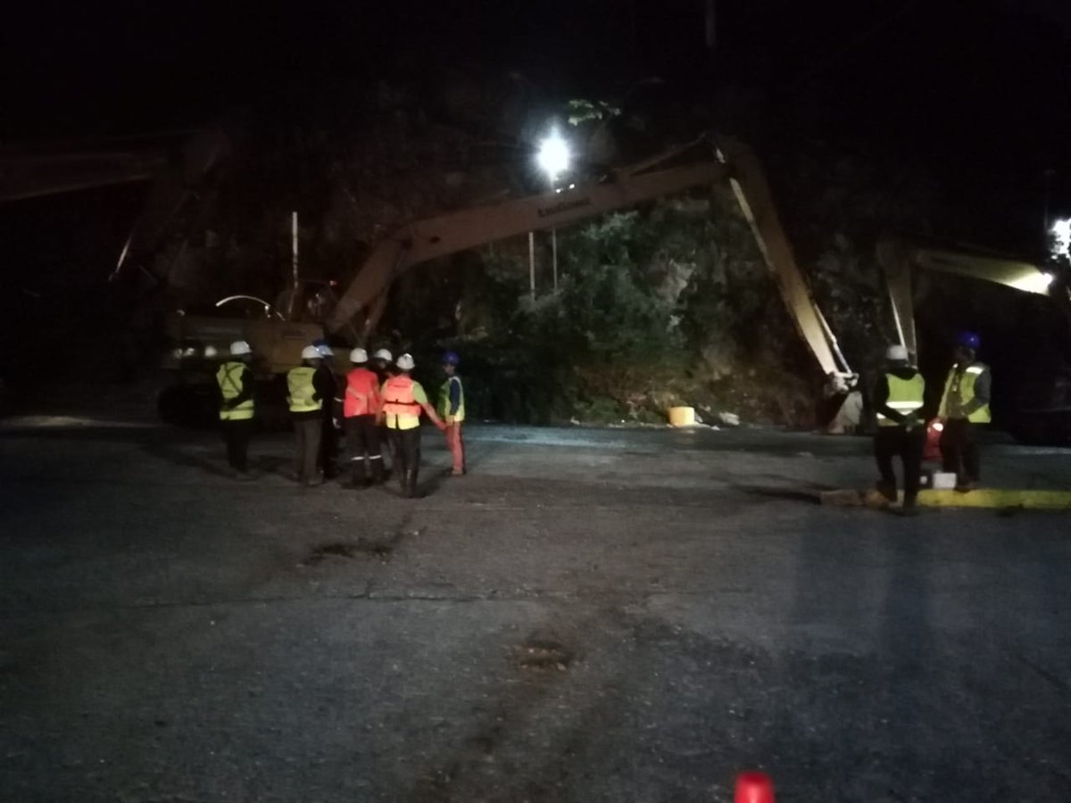 Personal de la <a href="/CapuertoChaiten/">Capuerto Chaiten</a> supervisa y controla trabajos de extracción de maquinaria que, producto de falla mecánica presentada durante faena de dragado en la rampa de Chaitén, permaneció semisumergida durante casi 24 horas. Trabajos finalizados sin novedad.