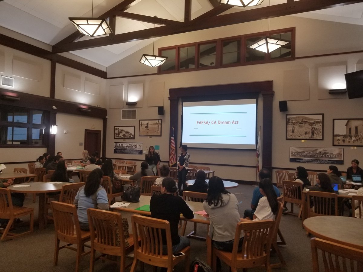 manuelzapata72's tweet photo. SDUHSD ELAC parents learn about FAFSA! Presentation led by Ruth Magnuson AVID teacher at SDA!! https://t.co/9Epbka6xUZ