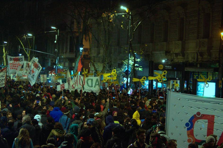 comicpuba's tweet photo. Estudiantes de Fsoc y de otras facultades y universidades (Unla, Unlu, Una, Psico Uba, Unlp) realizamos una reunión abierta para debatir cómo organizarnos de cara al 🗓️Miércoles 24/10, día en el que el gobierno quiere aprobar el presupuesto de ajuste con la venia del FMI. https://t.co/PEaq5QNAw8
