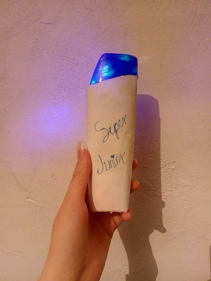 chezjewel's tweet photo. Me caché esto en un comentario en FB! Es una buena opción para quienes no pueden tener la Lightstick oficial!!!

Un DIY con la botella de shampoo 🤣🤣🤣 
Es bueno reciclar 😂

#SuperJunior #OneMoreTime #OneMoreTimeSJ #Elf #Telehit25Años https://t.co/NXtmS3IHKk