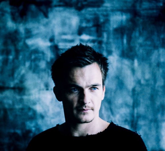 AimeeMullinsFan's tweet photo. Rupert Friend poses for a portrait at Comic-Con International 2015 for Los Angeles Times #RupertFriend #comicCon2015 #LATimes https://t.co/u11W2zB1QM