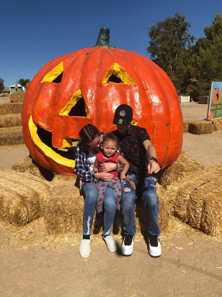 kennedymillerr's tweet photo. I am so lucky. #pumpkinpatch2018 ❤️ https://t.co/T1ud3Te08W