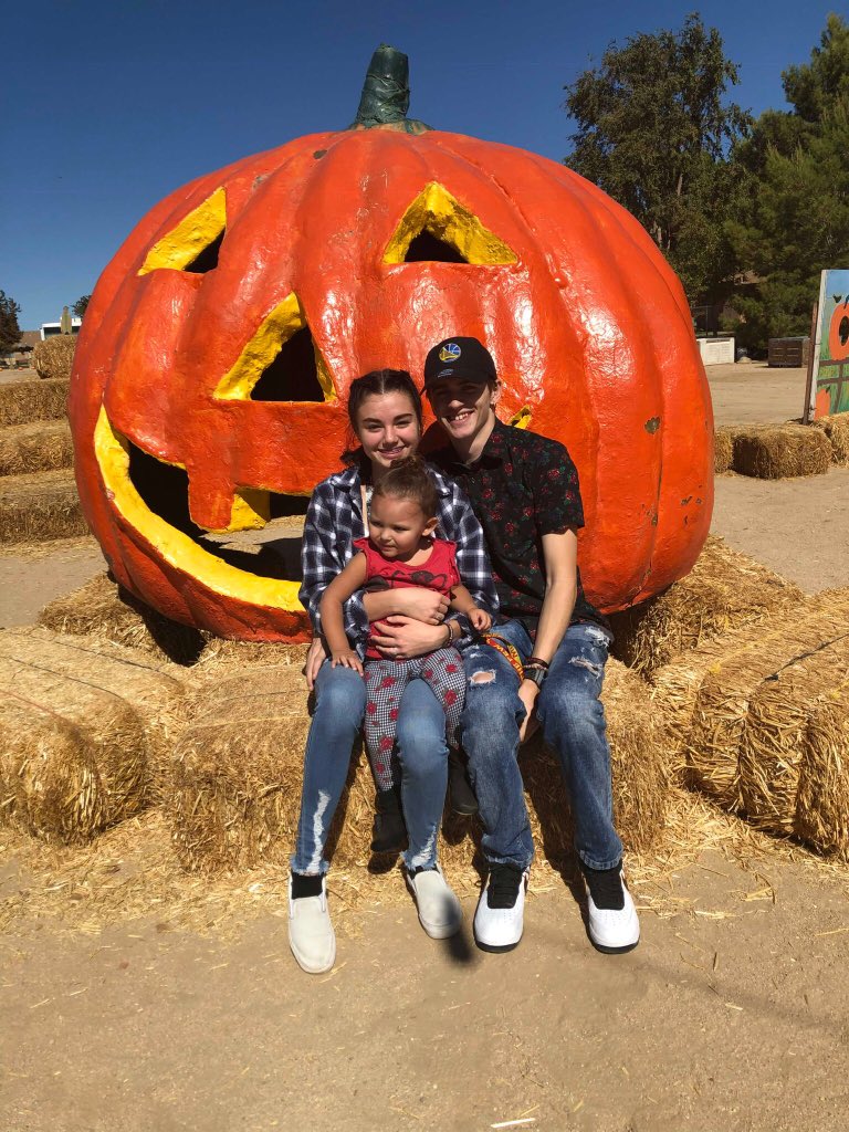 kennedymillerr's tweet photo. I am so lucky. #pumpkinpatch2018 ❤️ https://t.co/T1ud3Te08W