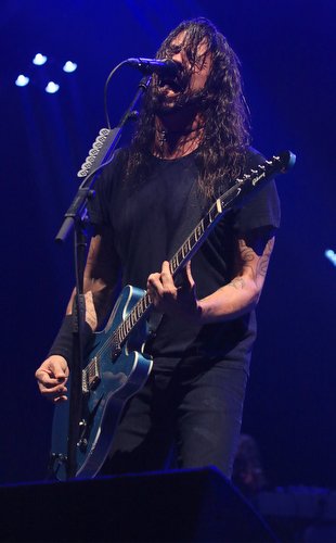 DeanPilling_MME's tweet photo. The @foofighters rock a packed house at the Saddledome in #yyc https://t.co/yWZUVWCdEF