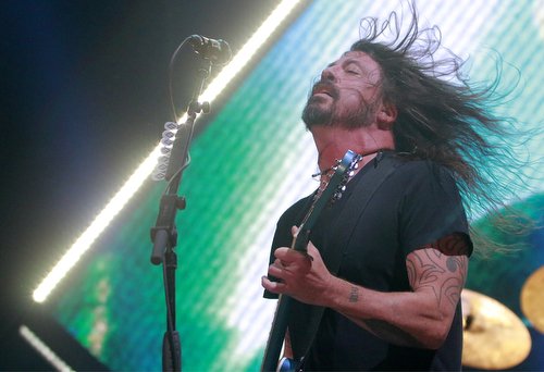 DeanPilling_MME's tweet photo. The @foofighters rock a packed house at the Saddledome in #yyc https://t.co/yWZUVWCdEF