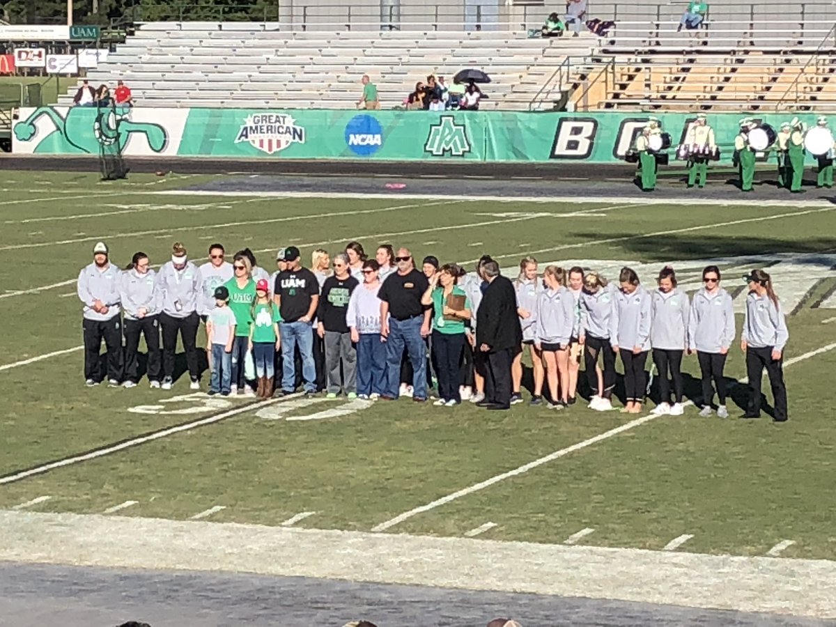 Stevens14Susan's tweet photo. Dedicating the Alvy Early softball field @kent_early @coachbrianearly @prestonearly 💚 https://t.co/WYDauIICK8