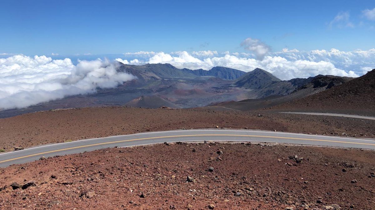 tonybiven's tweet photo. Looking down into the summit of Haleakalā. https://t.co/yvlHAQRKu0