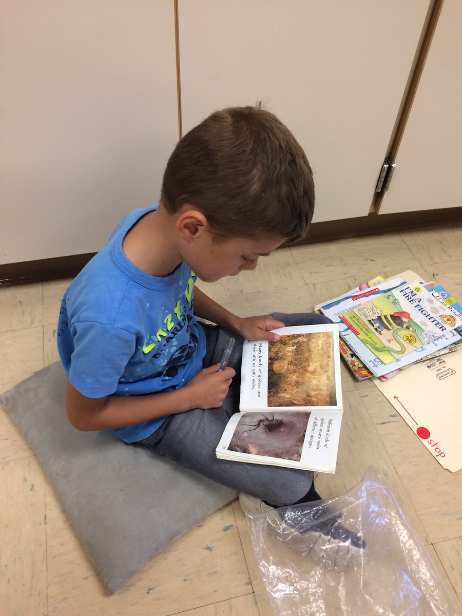 CarrieHower's tweet photo. Word Detectives on the loose! Using a hand lens to take a closer 👀 at those tricky words! #EngagedInReading https://t.co/KN2q33bMsE