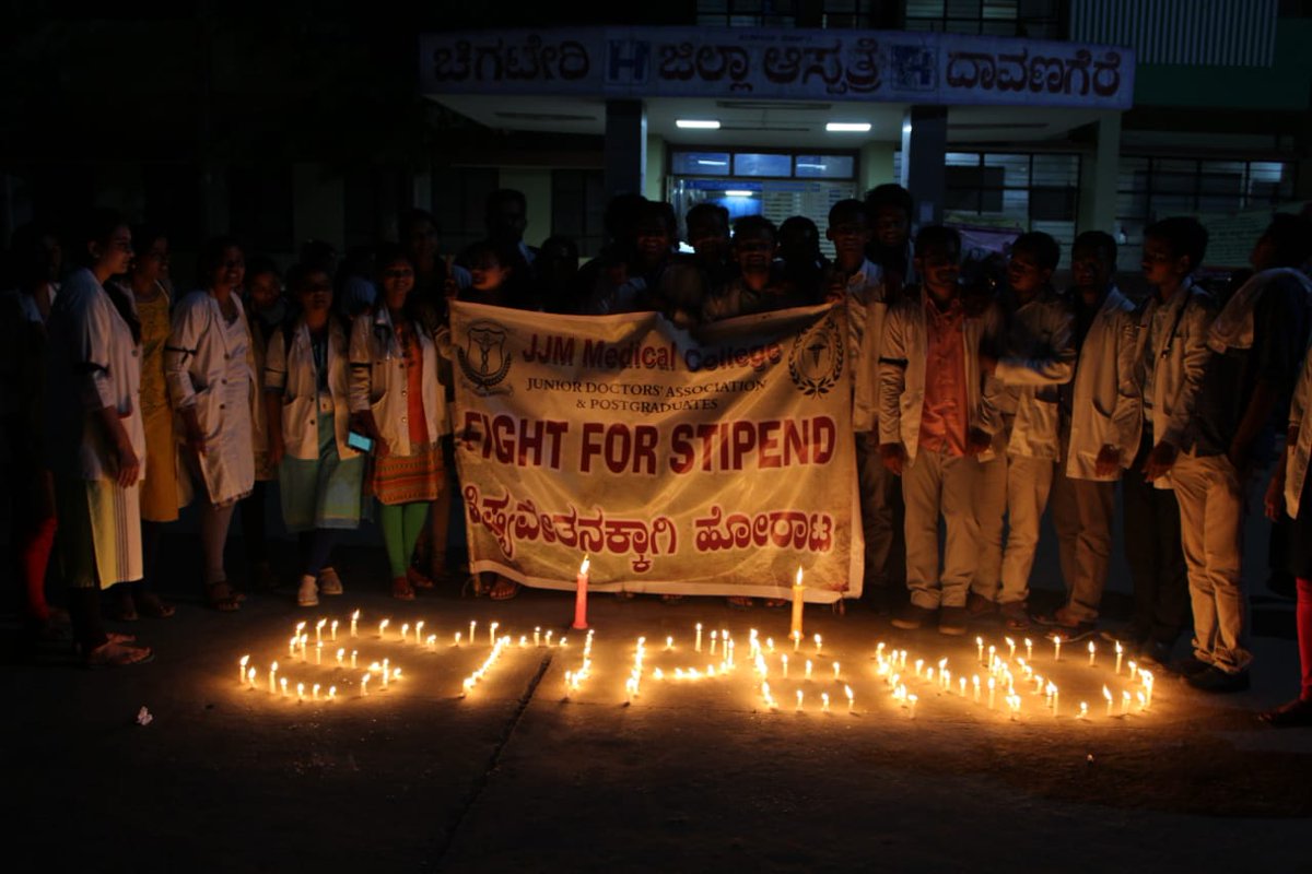 manjulaganesh3's tweet photo. The fight for stipend continues Day 2 candle light March .doctors working in CGH and WCH have not been issued stipend for the past 8 months 
#ourstipendourrights 
#jjmfightforstipend 
#fightforright 
@BangaloreMirror @thetimesofindia @TajinderBagga @mepratap https://t.co/mTvdw1pKZo