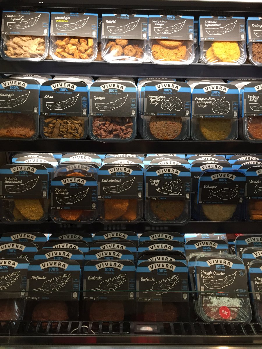 hestermaij's tweet photo. Wat eten we volgend jaar en welke trends zijn er? Een paar foto’s van nieuwe producten op SIAL Parijs: geiten zuivel in ontwikkeling, plantaardige vleesvervangers, koffie kaas en een 3D geprinte maaltijd. https://t.co/Fm0Ta6nbHM