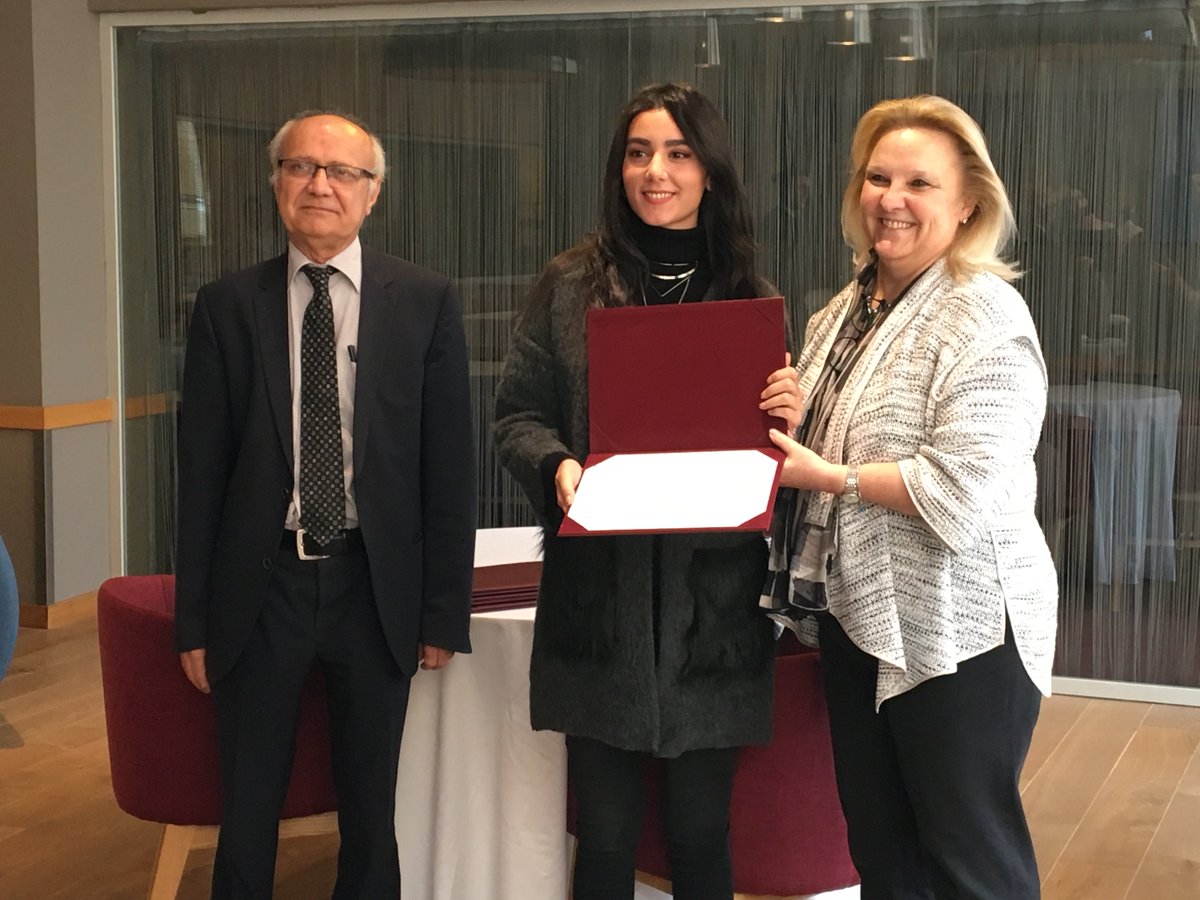 Rektörümüz Prof. Dr. Esra Gençtürk, 10.Yıl Logo Yarışmamıza katılan ve derece alan öğrencilerimize, kampüsümüzde düzenlediğimiz bir kutlama yemeği ile sertifikalarını verdi. Yarışmamıza katılan tüm öğrencilerimize teşekkür ediyor ve başarılarının devamını diliyoruz. #ÖzU10thyear