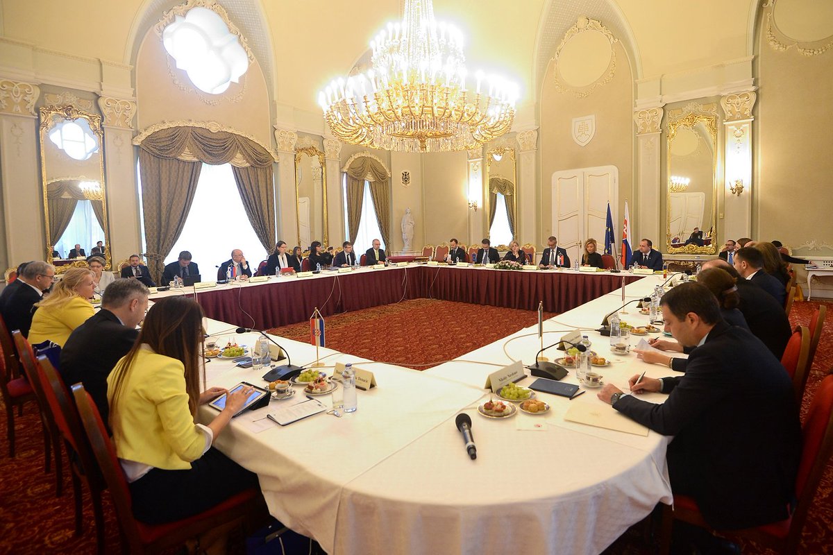 CorinaCretuEU's tweet photo. Today in #Bratislava @ V4 (#VisegradGroup)+4 Ministerial conference on #Cohesion policy. #FutureCohesionPolicy remains the EU’ largest investment policy; a flexible, modern and simplified policy, covering all EU regions & focusing on the main challenges. https://t.co/cgp0FxlwbA