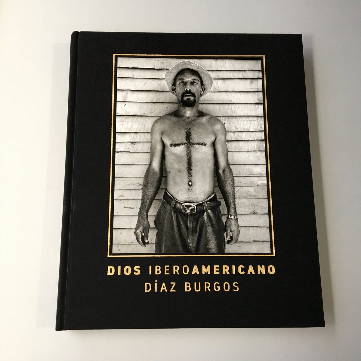 ¡Continuamos con el SORTEO DE 3 FOTOLIBROS!. El tercero es Dios Iberoamericano de Juan Manuel Díaz Burgos que recoge las fotografías que podéis ver hasta el 4 de noviembre el Centro Cultural Gran Capitán
BASES en facebook.com/GranadaEclipsa