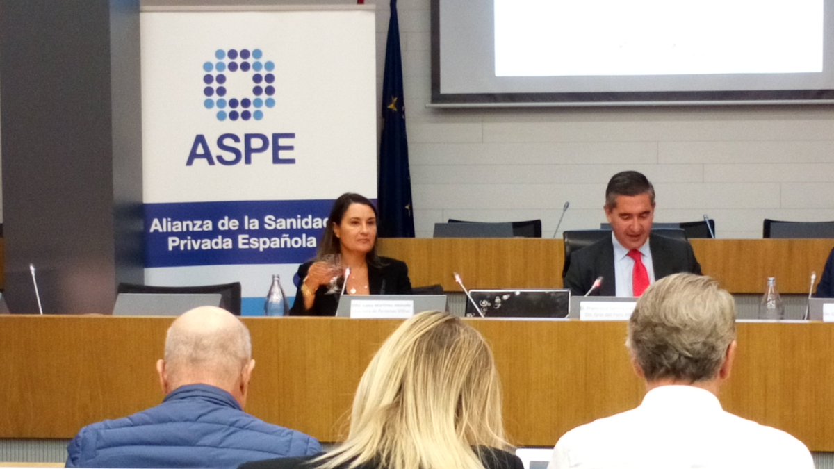 ForoRRHH's tweet photo. "La clave para el #Compromiso en los equipos hospitalarios es la #Comunicación. Poner en contexto a la organización" cuenta Luisa Martínez, @vithasvalencia junto con Antonio Soláns, director general  #Viamed, y @frangcabello #HealthInnovationLab con @ASPE_SPrivada en la @CEOE_ES https://t.co/mvH34AuEgF