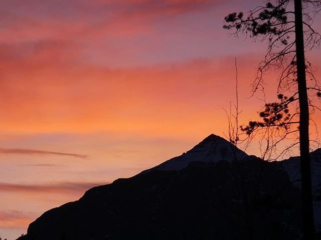 Mountain and sunset colours is always a good combo 💗🏔😍🌅 #sunset #sunsetcolors #pornsky #canmorelife #canmore #visitcanmore #mycanadianphotos #choosemountains #mountainsarecalling #paradisecanada #exploretocreate #mtnchicks ( #📷 @traveltiph )