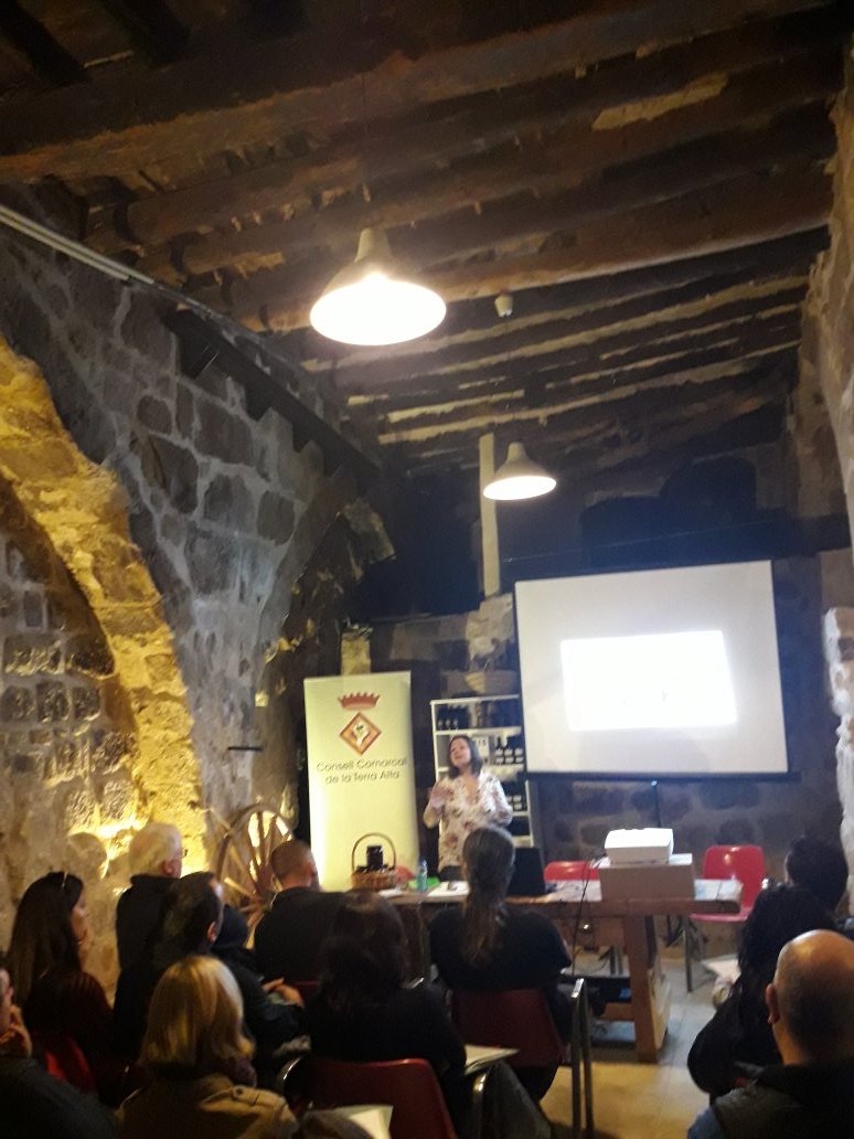 L' @OleaSoul explica com ha passat del "a la gent li fa mania beure #oli" als turistes que paguen per collir #olives....molt ilustratiu...no creieu???
