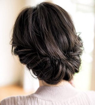 美的 結婚式やおよばれに パーティ髪型 15選 ロング ミディアム ボブ ハーフアップ ショートの髪型別にパーティー向けの簡単ヘアアレンジ をご紹介 きちんと感と華やかさを両立させながらも 実は簡単にできるヘアアレンジばかり 詳しくは