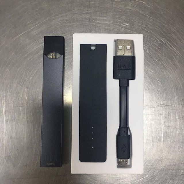 420cbdpen's tweet photo. Anyone need the myle battery? 
#JUUL #juulnation #juulvapes #juulskins #juuls #juulvapor #juullovers #juulpods #juulbong #juulers #juulsjuuls #juulcentral #juulvape #juulgang #juulhumor #juuljob #juulluge #juullie #juulstarterkit #juulbreak #juuldefranse… https://t.co/epqEC2UB0M https://t.co/Xk1X8sdGSo