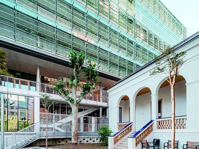 MapeiSpain's tweet photo. 🔵 Finalistas #PremioMapei Vil·la Urània de SUMO Arquitectes y Yolanda Olmo. El nuevo complejo de equipamientos asume el reto de dar una nueva vida al #edificio y los jardines existentes incorporándolo a un edificio de nueva #construcción. #Arquitectura https://t.co/QIwbnu8IYY https://t.co/FwfycJxrYo