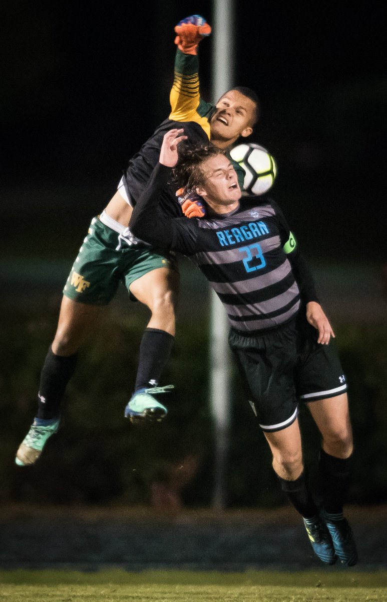 AllisonLeeIsley's tweet photo. Link to full photo gallery from #CentralPiedmont 4-A #soccermatch between @WFTitanSoccer and @RRHS_MensSoccer >>> https://t.co/ystfUtqye4
via @JournalNow @PrepZoneWSJ
#soccer #WestForsyth #Titans #Reagan #Raiders #highschoolsoccer #sports #JournalNow #PrepZone https://t.co/SoXoM5G72f