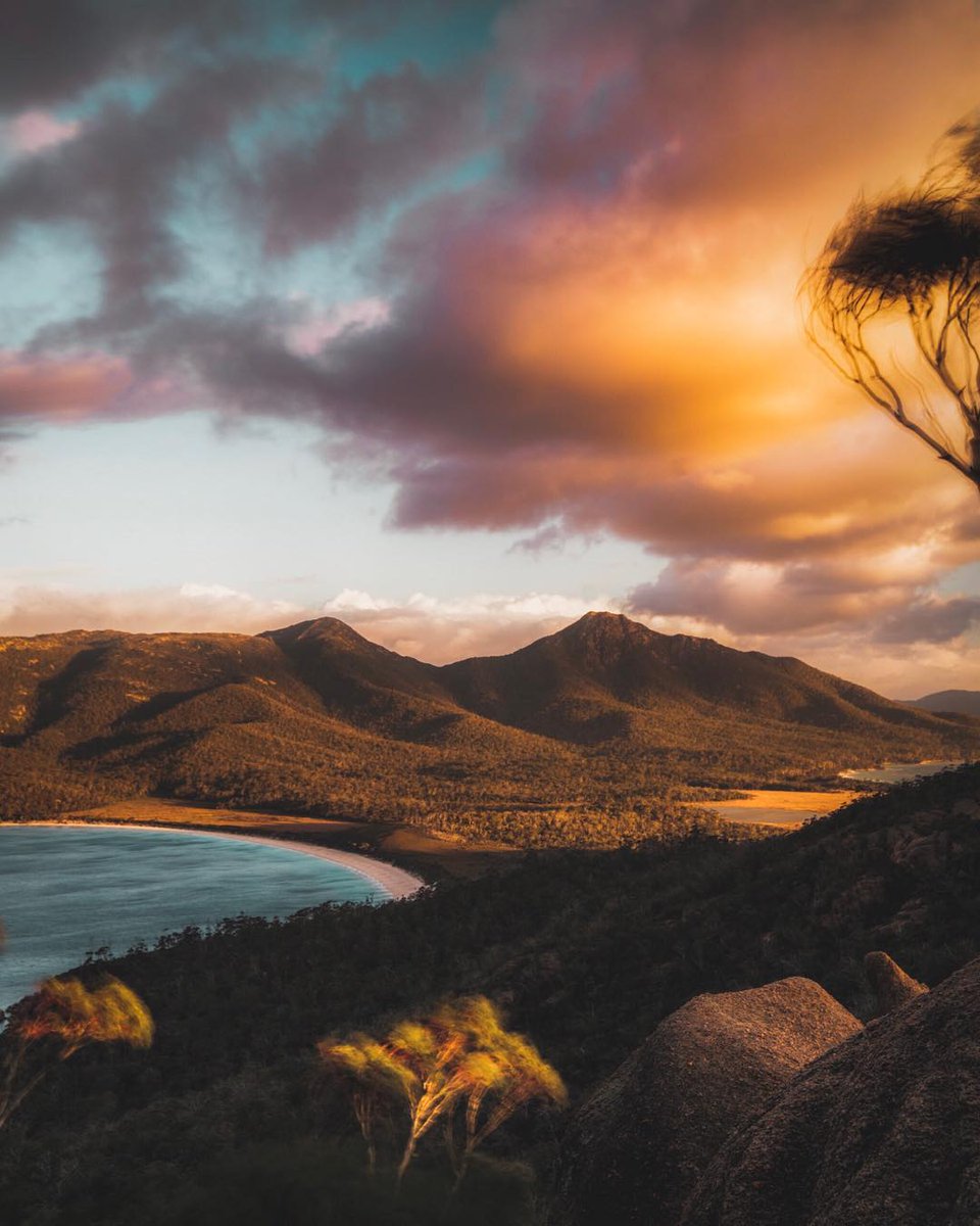 tasmania's tweet image. If you're looking for us this afternoon, we'll be right here - taking in a golden afternoon glow 🌅💙 (Pic: instagram.com/andrewtaswin) #seeaustralia #discovertasmania