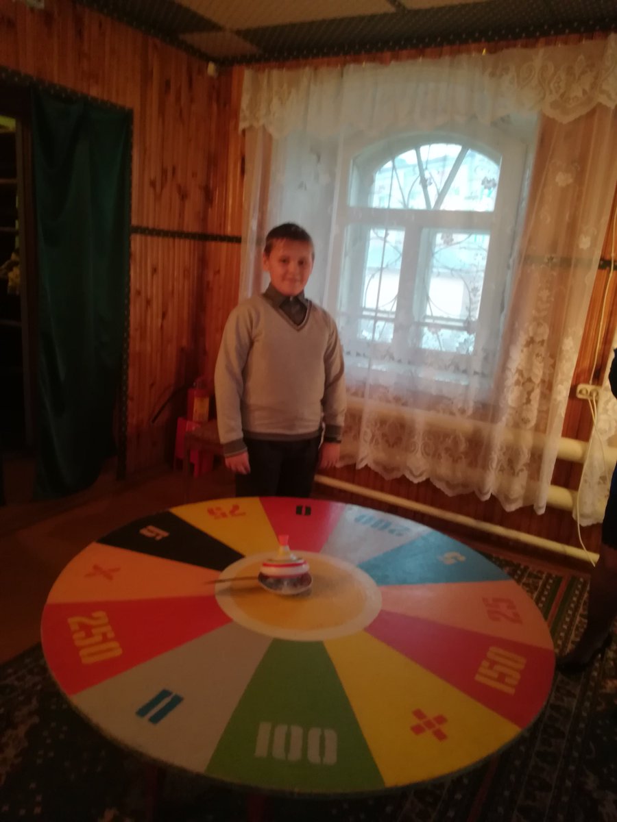 23.10.2018 г., работники Лухского КДК (Рыбкина А., Малиновская Л., Шишкина О.) провели игру "Поле чудес" для учащихся 5 класса Лухской средней школы. Игра прошла весело и интересно. Школьники показали хорошие знания природы родного края. Все участники игры получили сладкие призы.