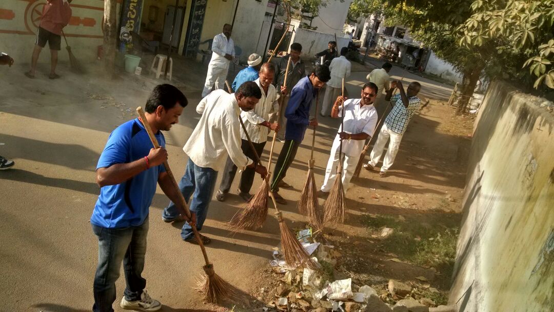 Srihari68966692's tweet photo. Volunteer participation in cleaning govt schools #swachhbharat and #plantationprogramme https://t.co/3pOS7kARGu https://t.co/fIK13406HX