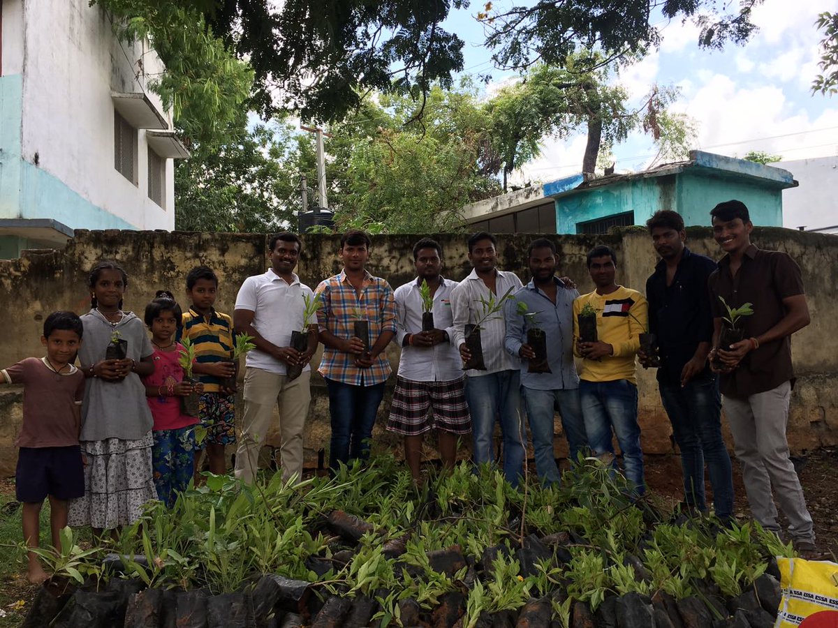 Srihari68966692's tweet photo. Volunteer participation in cleaning govt schools #swachhbharat and #plantationprogramme https://t.co/3pOS7kARGu https://t.co/fIK13406HX