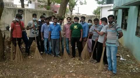 Srihari68966692's tweet photo. Volunteer participation in cleaning govt schools #swachhbharat and #plantationprogramme https://t.co/3pOS7kARGu https://t.co/fIK13406HX