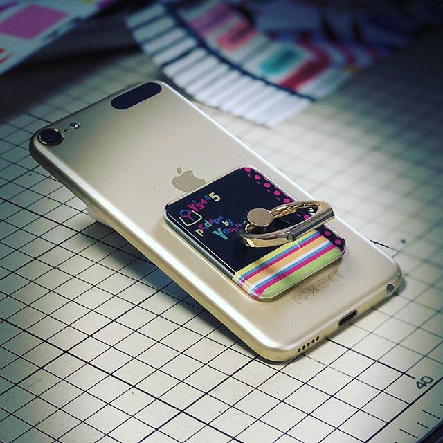 Ys445's tweet photo. 何気に便利なスマホリング 。
私はケースを付けないで使っているiPodに使用しているよ♪
ネットショップにあげてみようかな？

#ys445 #あなたらしさを応援 #yoshikoyoshida #世界にひとつのbag #bagcreater #bag designer #小物も自分らしく #カラフル小物 https://t.co/2dyIIGIhH1 https://t.co/WoYPdspbBv