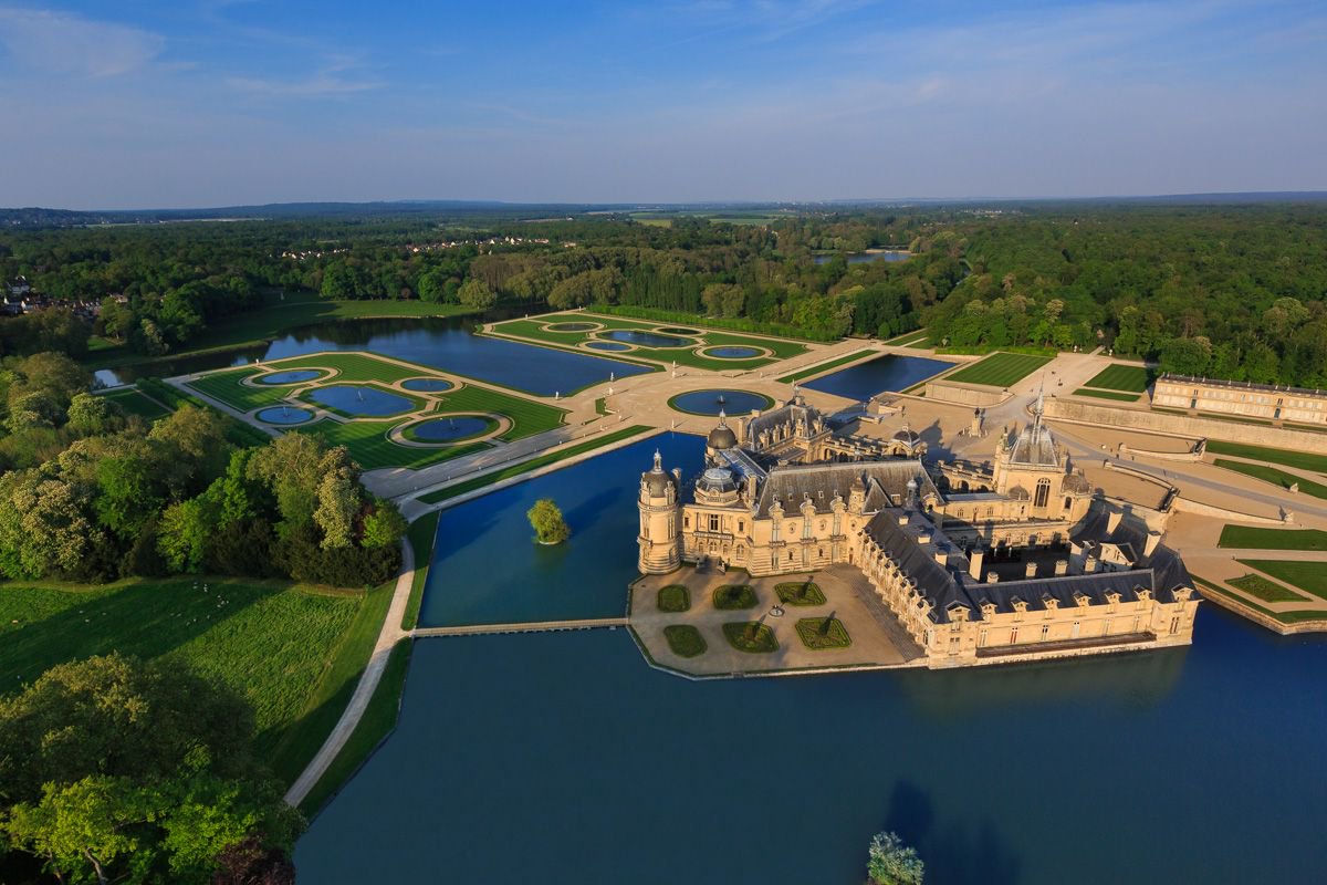 secretshistoire's tweet photo. 👉 Le #chateau de #Chantilly, domaine des princes de Condé, est transformé par le duc d'Aumale pour en faire l'un des plus beaux édifices de France et l'écrin de ses fabuleuses collections ! 🏰 #OnAimeLePatrimoine #secretsdhistoire @chantillydomain https://t.co/UkPsxJZGp3