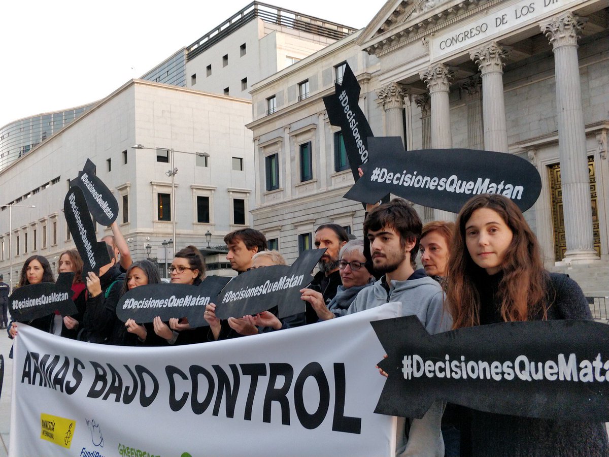 La campaña #ArmasBajoControl <a href="/amnistiaespana/">Amnistía Internacional España</a> <a href="/FundiPau/">FundiPau</a>  @greenpeace_espy <a href="/OxfamIntermon/">Oxfam Intermón</a> frente al Congreso de los Diputados. #StopArmasYa a #ArabiaSaudí Sr <a href="/sanchezcastejon/">Pedro Sánchez</a>. España no puede ser cómplice de guerra en #Yemen #DecisionesQueMatan ow.ly/tPm830mlPpC