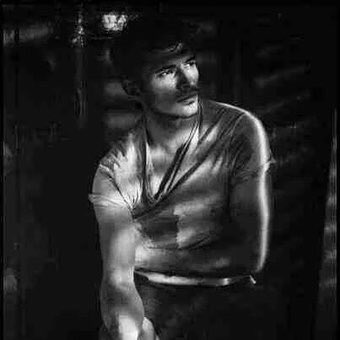 ليتهم يعلمون
أن الشوق لن يهترئ
ببعدهم !
نعم هو سيذبل
كـ وردةٍ ماتت أوراقها
ولكن سيبقى ساقها
يتنفس ذكراهم المؤلمة .!