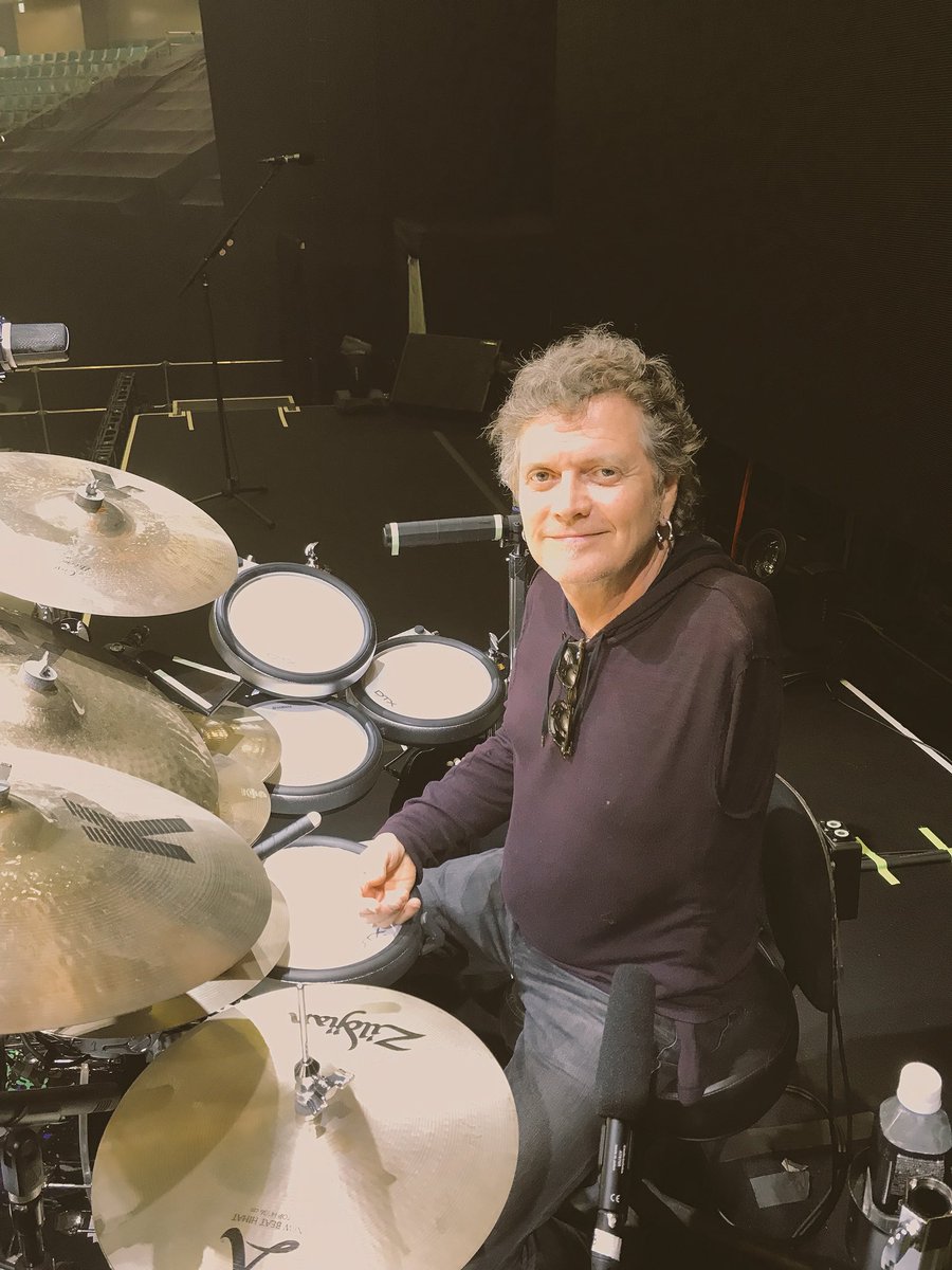 DEF LEPPADのドラマーRick Allenのドラムセット。バスドラムはLive
