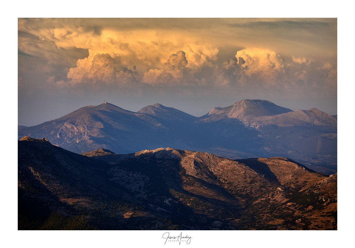 ‘Atardecede sobre las sierras de Jaén’
En primer plano #SierraSurJaén, en segundo plano #SierraMágina y al fondo nubes #cumulonimbus. Vistas desde #LaPandera
jesusmendoza.es