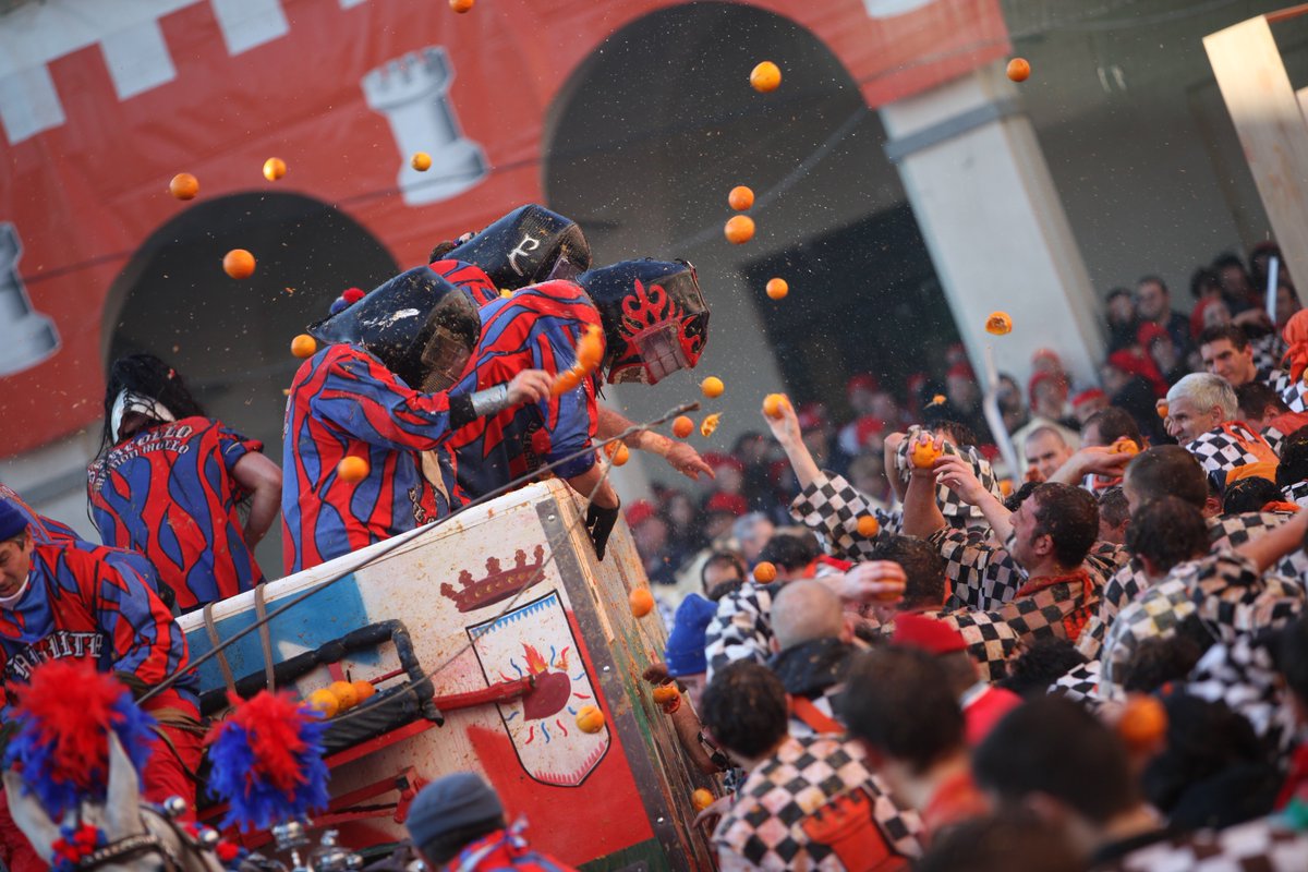 Il Piemonte e lo Storico Carnevale di Ivrea primi nella "Top 10 regions to visit in 2019" di <a href="/lonelyplanet/">Lonely Planet</a>. Qui l'articolo: bit.ly/2OJU1BQ. Vi aspettiamo dal 2 al 5 marzo per l'edizione 2019 dello #storicocarnevalediivrea #carnevale #battagliadellearance #lonelyplanet