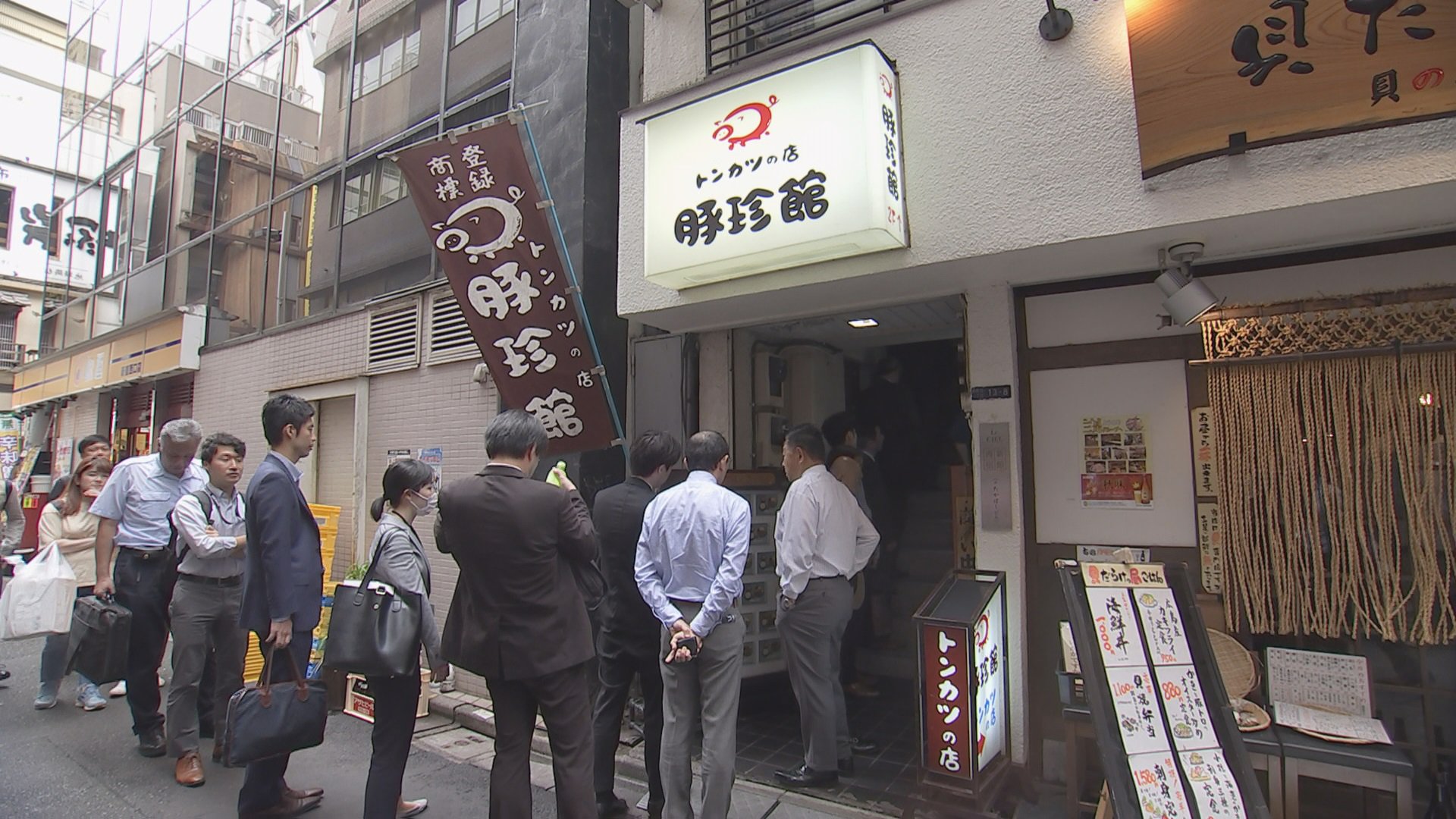 ｎスタ 公式アカウント １０月２４日 水 特集 大行列の先に オンリーワン の味 路地ウラにこそ美味いモノあり 豚珍館 豚珍館 とんかつ トンカツ 新宿区 西新宿 山手線 新宿駅 大行列 オンリーワン 路地ウラ 美味いもの 行列 路地裏