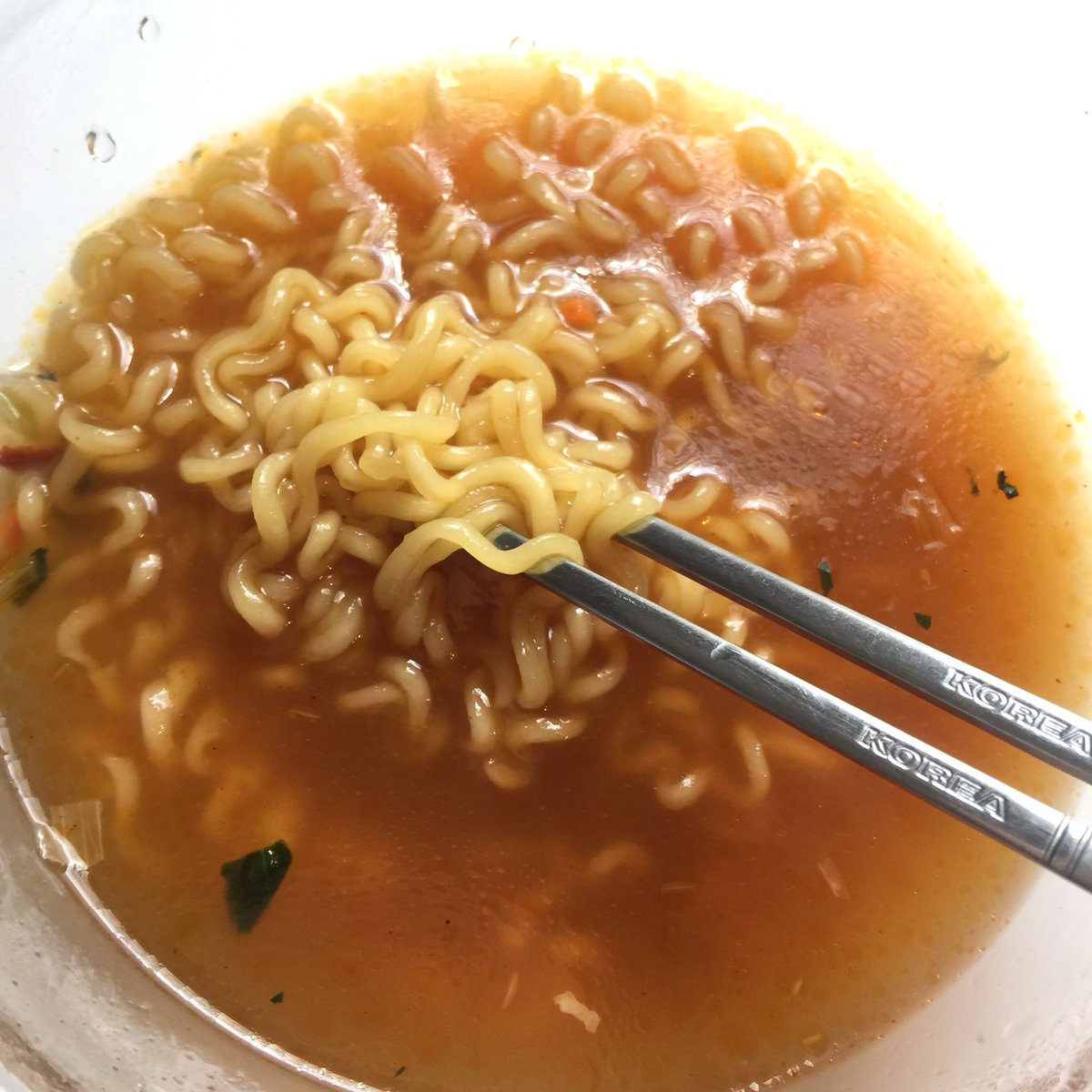 OnnyReview's tweet photo. จากใจสาวกมาม่าเกาหลีจากที่เคยกินมาหลายยี่ห้อ พวกตระกูลน้ำส่วนมากคือเส้นใหญ่ ซู้ดไม่ค่อยนัว จุกก่อน แล้วนี่ไปดู mukbang คนเกาหลีไงเจอเค้ากินแล้วแบบเส้นมันเล็กดูน่ากิน จนมาเจอยี่ห้อนี่เว้ย ‘ Jin Ramen ‘ เส้นแบบที่ต้องการไม่อ้วนไม่เล็กไปดจีย์มากกกก ใครสายนี้ต้องไปตำ 🍜 https://t.co/3EjIcpmsg6