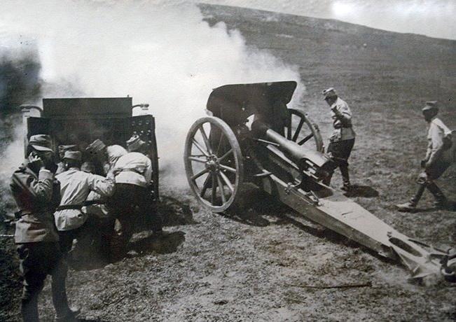 RevistaFT's tweet photo. CULTURĂ • 25 Octombrie, Ziua Armatei României»» https://t.co/rXlMLAmJ2z #RomanianLandForces #ArmataRomâniei https://t.co/LA48ArFT4D