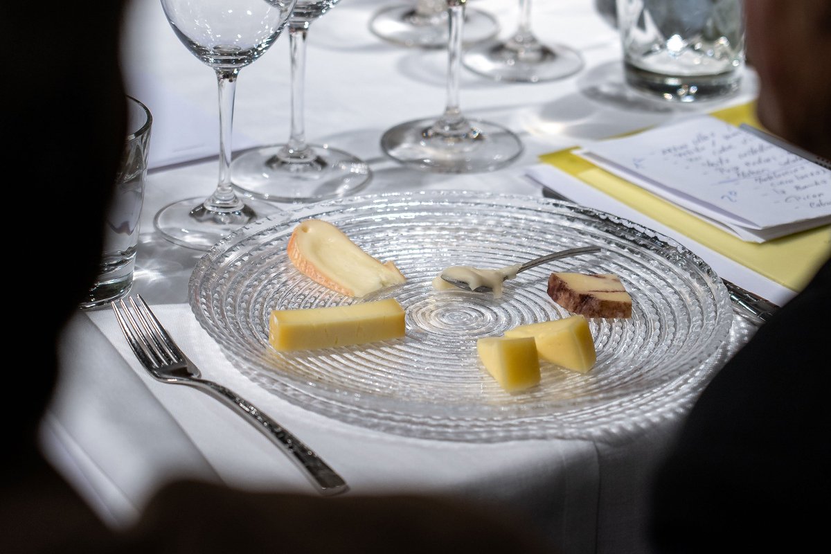 Quesea_Es's tweet photo. Catar un queso es un arte y un momento de profundo placer. Todos los sentidos dispuestos para apreciar la complejidad de algunos de los grandes quesos patrios.

¡Viva el queso!

#esqueso #vivaelqueso https://t.co/jhFzPpITkN