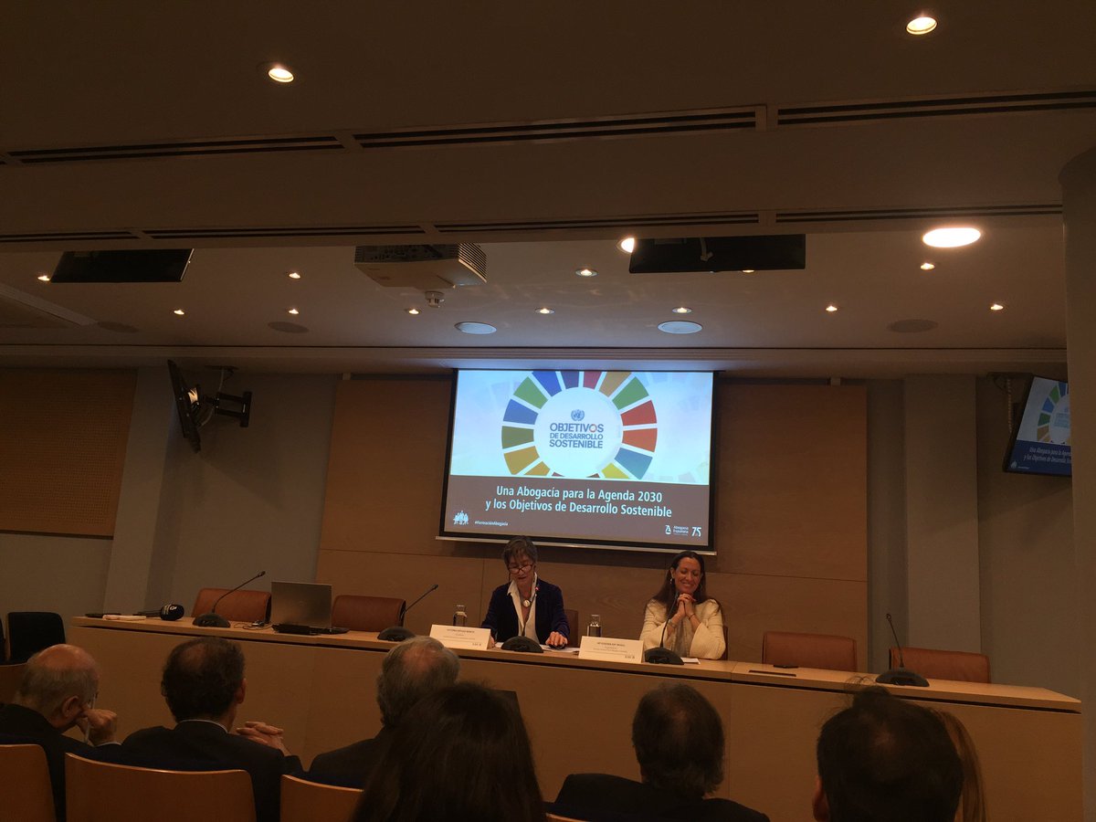 Abogacia_es's tweet photo. .@_OrtegaVictoria en Jornada sobre ODS : Solo podemos alcanzar grandes objetivos comunes si remamos todos a la vez #FormaciónAbogacía #DiadelaONU https://t.co/yN3N8mFCLv