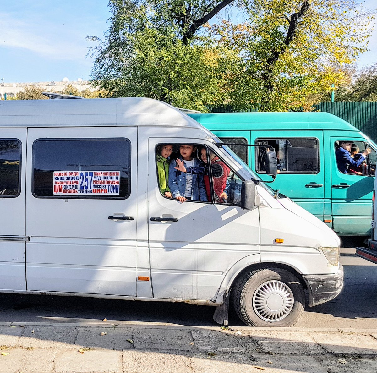 Организованно и безопасно привезли детей в цирк.
