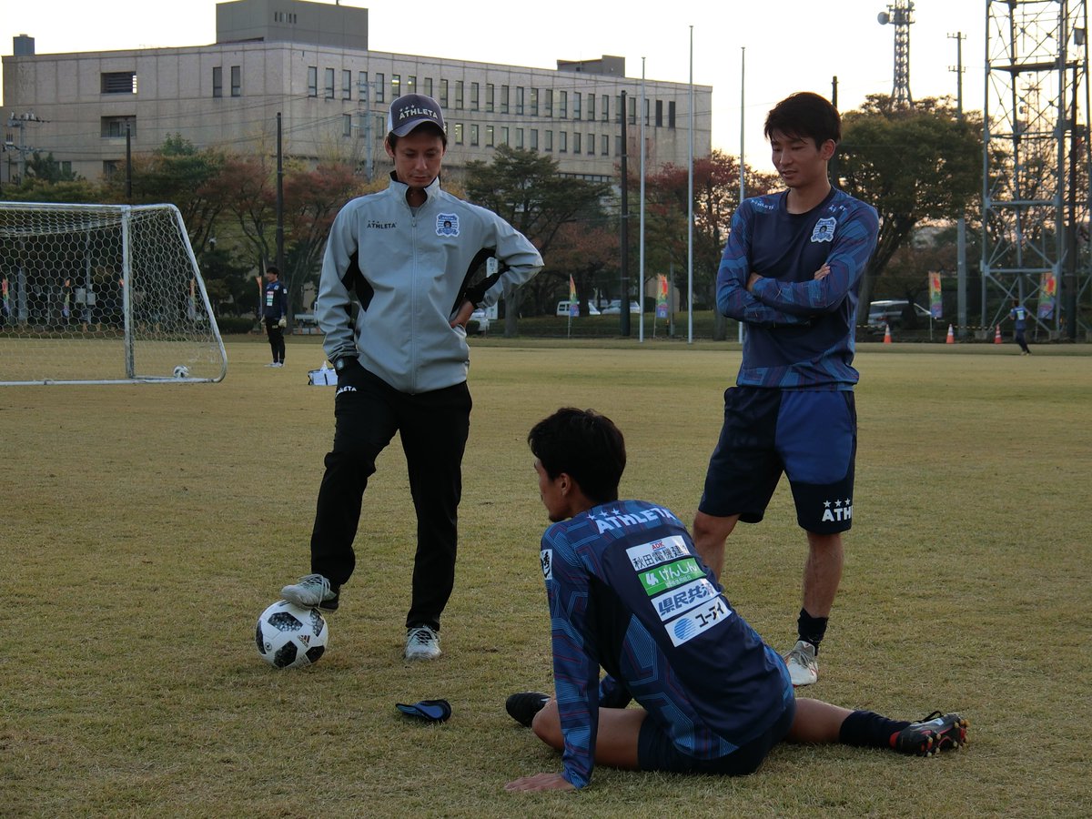 트위터의 ブラウブリッツ秋田 公式 님 本日のトレーニング後も選手同士で話をしながらコミュニケーションを取る姿がありました トップチームがトレーニングする横では秋田工業高校サッカー 部がトレーニング こういったサッカー環境が今後も秋田のサッカー界の発展