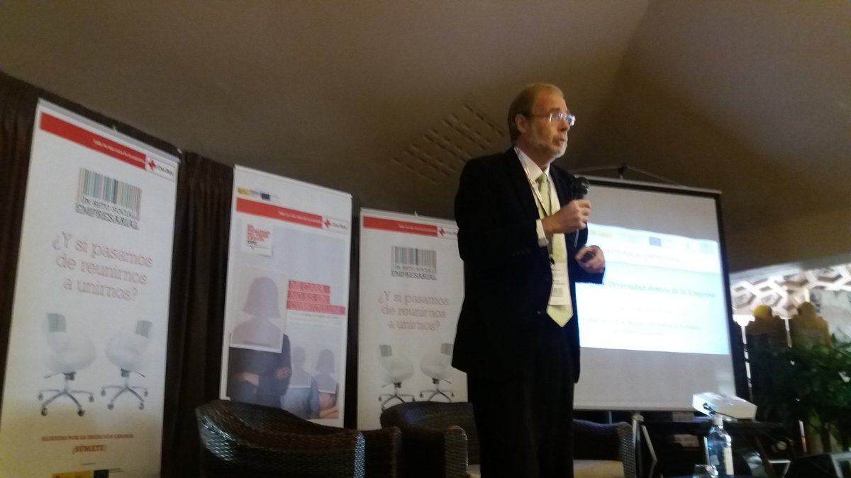 nurglezgam's tweet photo. #GuillermoBallenato en el #IIIForo #RetoSocialEmpresarial comienza su ponencia 'Valor, #Talento y #Diversidad dentro de la #Empresa" "la felicidad está aquí y ahora" lo principal es "creer en un mismo" https://t.co/CwXuohVny3
