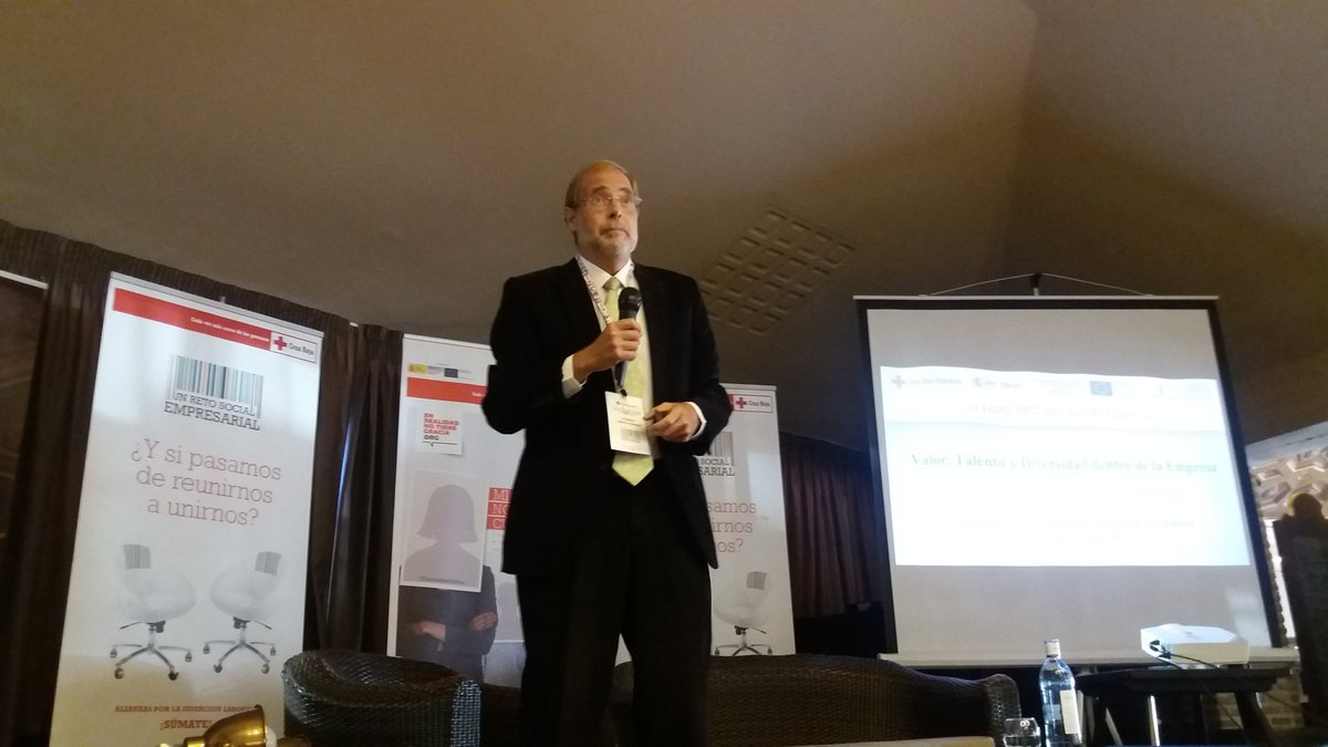 nurglezgam's tweet photo. #GuillermoBallenato en el #IIIForo #RetoSocialEmpresarial comienza su ponencia 'Valor, #Talento y #Diversidad dentro de la #Empresa" "la felicidad está aquí y ahora" lo principal es "creer en un mismo" https://t.co/CwXuohVny3